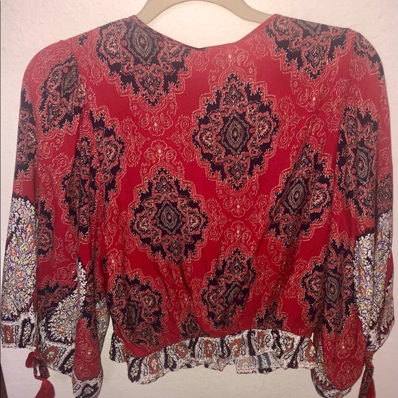 Selfie Leslie Boho cropped ruched top - Picture 2 of 3